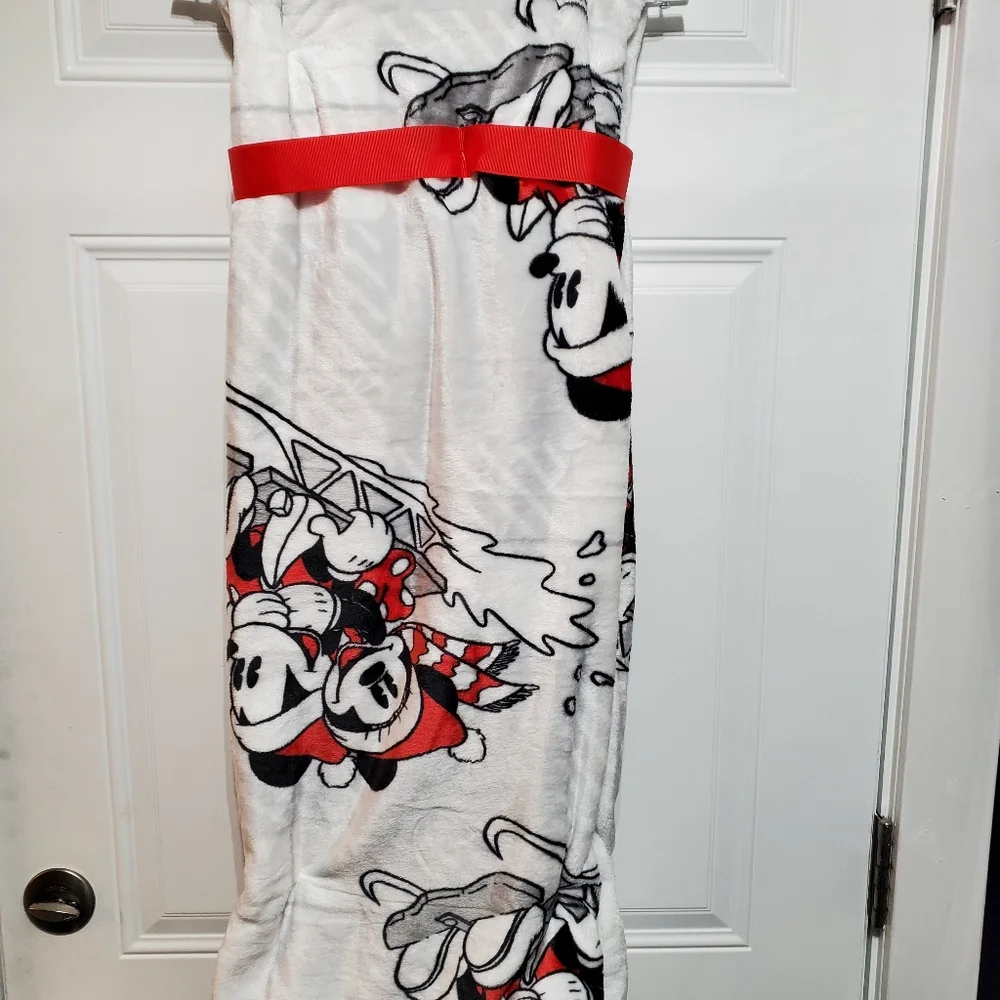Disney Mickey and Minnie Mouse Plush Blanket Winter Sledding